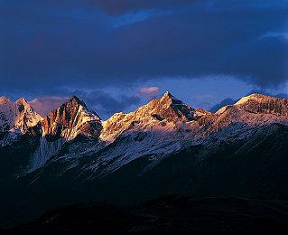 《F1 2022》标准版和冠军版封面明星公开